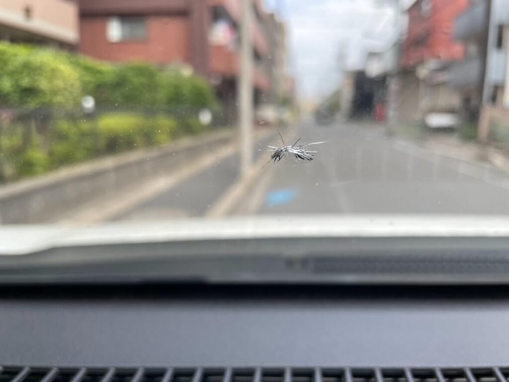 飛び石被害に遭ったフロントガラスを車内から見た写真